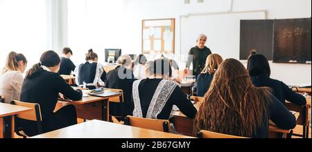 Studenti a scuola in lezione Foto Stock