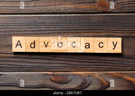 ADVOCACY parola scritta sul blocco di legno. Testo di advocacy sul tavolo in legno per il desing, concetto. Foto Stock