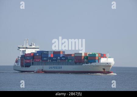 Nave con contenitore sull'Elba esterna a Cuxhaven-Doese, centro termale del Mare del Nord Cuxhaven, Bassa Sassonia, Germania, Europa Foto Stock