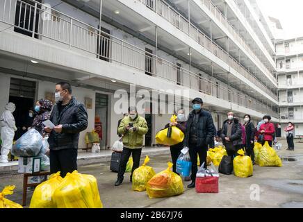 Wuhan, Cina. 10th Mar 2020. I pazienti trattati con coronavirus si allineano per lasciare un centro di riabilitazione dopo una quarantena di 14 giorni per l'osservazione medica a Wuhan, nella provincia centrale cinese di Hubei, il 10 marzo 2020. Un totale di 143 pazienti trattati con coronavirus che sono stati dimessi dall'ospedale hanno terminato la loro quarantena di 14 giorni per l'osservazione medica il martedì presso il centro di riabilitazione con sede nel Collegio professionale di Software e Ingegneria di Wuhan. Credito: Xinhua/Alamy Live News Foto Stock