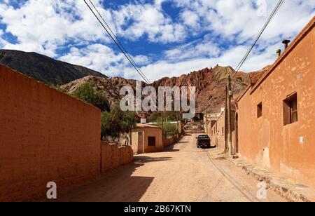 Strada vuota polverosa a Purmamarca, Argentina Foto Stock