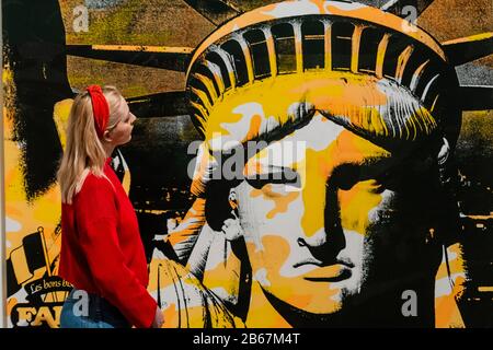 Statua della libertà - esposizione di Andy Warhol alla Tate Modern. Questa nuova mostra - la prima in galleria da quasi 20 anni - offre una rara visione personale di come Warhol e il suo lavoro hanno segnato un periodo di trasformazione culturale. Oltre alle sue famose immagini pop di Marilyn Monroe, Coca-Cola e Campbell's Soup Cans, la mostra presenta un'opera mai vista prima nel Regno Unito, tra cui il più grande gruppo mai visto della serie di Signore e Signori di Warhol. Credito: Guy Bell/Alamy Live News Foto Stock