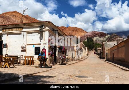 Chitarrista nel centro della città di Purmamarca, Argentina Foto Stock