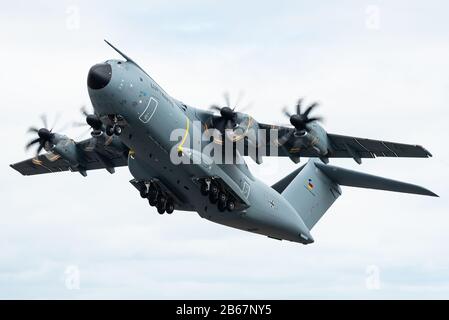 Un aeromobile di trasporto militare Airbus A400M Atlas dell'aeronautica tedesca. Foto Stock