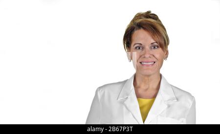 Una Bella Donna Del Medio Età Che Indossa Un Camice Da Laboratorio Bianco Con Isolato Su Sfondo Bianco Foto Stock