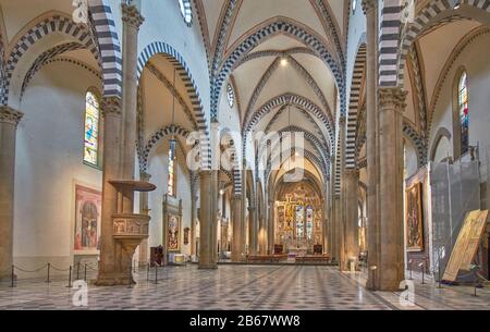 FIRENZE ITALIA CHIESA SANTA MARIA NOVELLA L'INTERNO DELLA CHIESA GUARDANDO VERSO IL PULPITO DI BRUNELLESCHI E CROCIFISSO DI GIOTTO Foto Stock