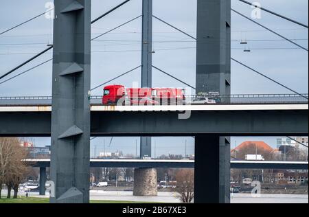Fiume Reno vicino a DŸsseldorf, RheinkniebrŸcke, di fronte, Oberkassler BrŸcke Foto Stock