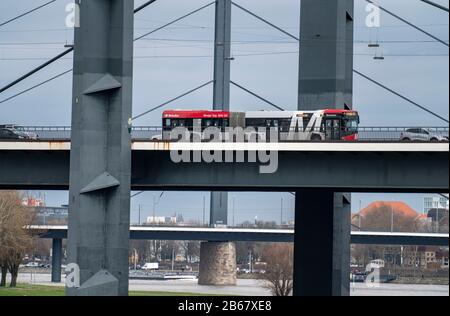 Fiume Reno vicino a DŸsseldorf, RheinkniebrŸcke, di fronte, Oberkassler BrŸcke Foto Stock