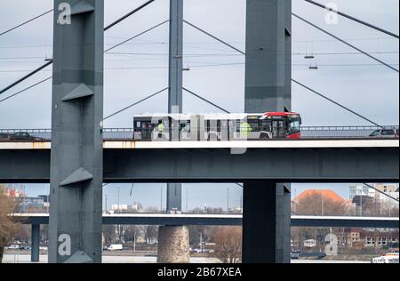 Fiume Reno vicino a DŸsseldorf, RheinkniebrŸcke, di fronte, Oberkassler BrŸcke Foto Stock