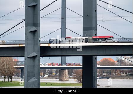Fiume Reno vicino a DŸsseldorf, RheinkniebrŸcke, di fronte, Oberkassler BrŸcke Foto Stock