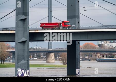 Fiume Reno vicino a DŸsseldorf, RheinkniebrŸcke, di fronte, Oberkassler BrŸcke Foto Stock