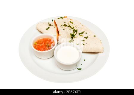 Quesadilla su un piatto con salsa isolata Foto Stock