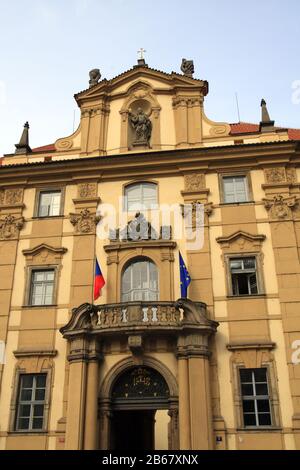 Facciata tradizionale in città, Praga, Boemia, Repubblica Ceca Foto Stock