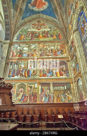 FIRENZE CHIESA DI SANTA MARIA NOVELLA SALETTE DI LEGNO E PULPITO CON AFFRESCHI O DIPINTI SULLE PARETI DELLA CAPPELLA STROZZI DI LIPPI Foto Stock