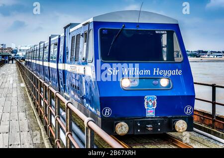 Sir William Heygate blu treno diesel a scartamento ridotto per il trasporto di passeggeri dalla riva al molo, preso a Southend Pier il 21 giugno 2013 Foto Stock