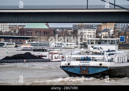 Fiume Reno vicino a DŸsseldorf, RheinkniebrŸcke, navi da carico, Foto Stock