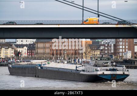 Fiume Reno vicino a DŸsseldorf, RheinkniebrŸcke, navi da carico, Foto Stock