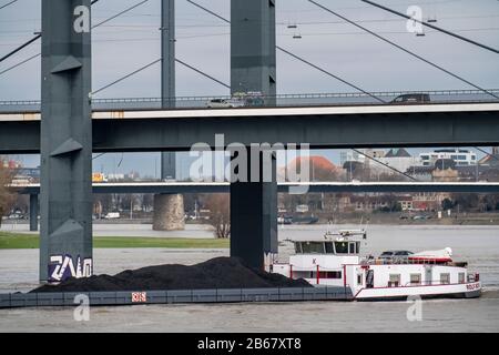 Fiume Reno vicino a DŸsseldorf, RheinkniebrŸcke, navi da carico, Foto Stock