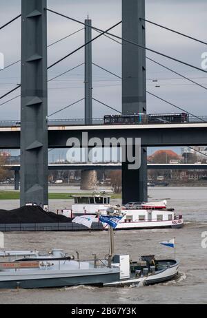 Fiume Reno vicino a DŸsseldorf, RheinkniebrŸcke, navi da carico, Foto Stock