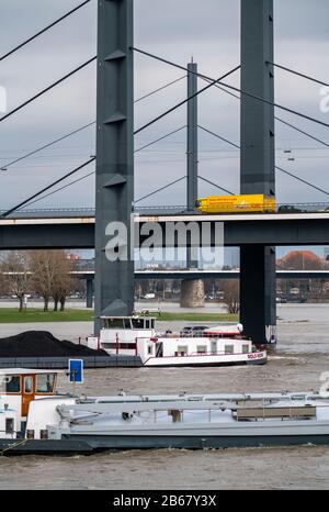 Fiume Reno vicino a DŸsseldorf, RheinkniebrŸcke, navi da carico, Foto Stock