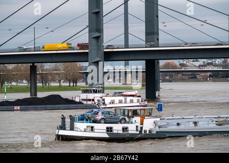 Fiume Reno vicino a DŸsseldorf, RheinkniebrŸcke, navi da carico, Foto Stock