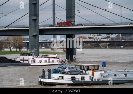Fiume Reno vicino a DŸsseldorf, RheinkniebrŸcke, navi da carico, Foto Stock