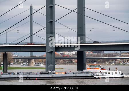 Fiume Reno vicino a DŸsseldorf, RheinkniebrŸcke, navi da carico, Foto Stock