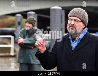 10 marzo 2020, Brandeburgo, Potsdam: Axel Vogel (Bündnis 90/Die Grünen), ministro dell'Agricoltura, dell'ambiente e della protezione del clima, parla nel porto di Potsdam prima della liberazione di giovani anguille nell'Havel. Lo stoccaggio delle acque di Havel, con un totale di 300.000 anguille giovani, fa parte di un progetto pilota a lungo termine per coordinare le misure di stoccaggio delle anguille nello stato di Brandeburgo. Foto: Soeren Stache/dpa-Zentralbild/ZB Foto Stock