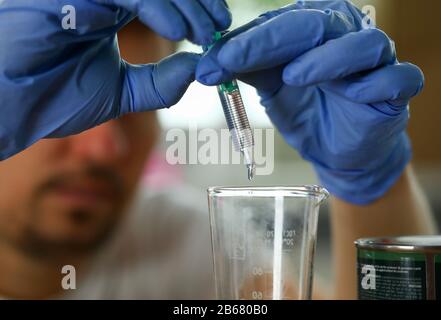 Liquido di gocciolamento del lavoratore Foto Stock