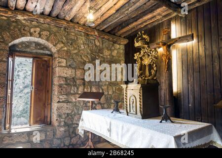 Piccola cappella all'interno del monastero di San Eliseo - Deir Mar Lichaa, valle Qadisha, Qannoubine, Bsharre caza, Libano Foto Stock