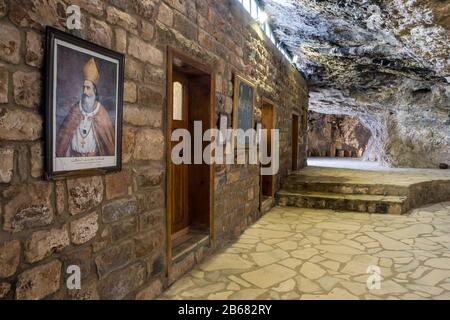 Monastero di San Eliseo - Deir Mar Lichaa costruito in rocce, valle Qadisha, Qannoubine, Bsharre caza, Libano Foto Stock