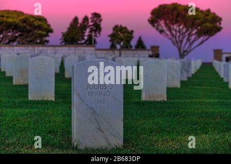 San Diego, California, Stati Uniti - 31 luglio 2018: Cimitero di guerra americano con filari di cimitero a Point Loma, con i grattacieli del centro di San Foto Stock