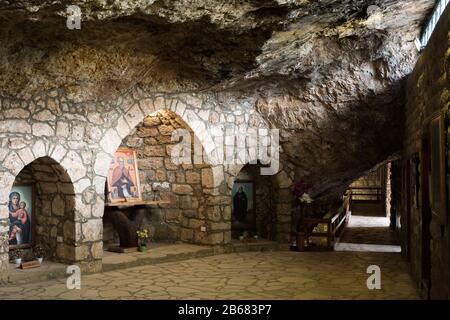 Monastero di San Eliseo - Deir Mar Lichaa costruito in rocce, valle Qadisha, Qannoubine, Bsharre caza, Libano Foto Stock