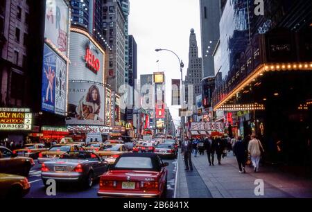 Times Square, 7th Ave, congestionata dal traffico, New York City, USA, 1998 Foto Stock