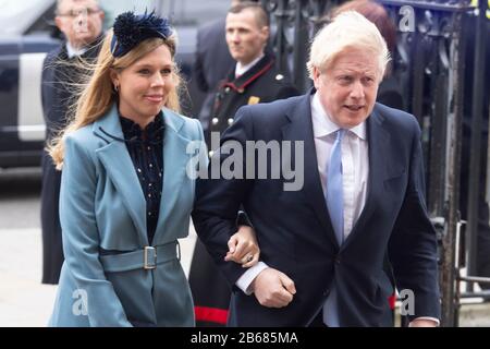 Londra, Gran Bretagna. 9th Mar, 2020. Il primo ministro britannico Boris Johnson (R) e il suo partner Carrie Symonds arrivano all'abbazia di Westminster per partecipare all'annuale Commonwealth Service il Commonwealth Day a Londra, Gran Bretagna, il 9 marzo 2020. Credito: Ray Tang/Xinhua/Alamy Live News Foto Stock