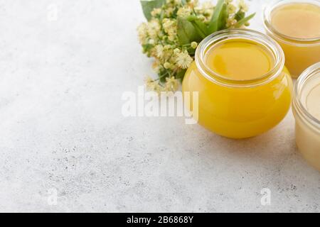 Vaso di miele con fiori di tiglio da vicino Foto Stock