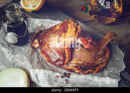 Due zampe di anatra crude marinate in salsa di soia e limone sono pronte per cucinare. Primo piano, messa a fuoco selettiva. Foto Stock