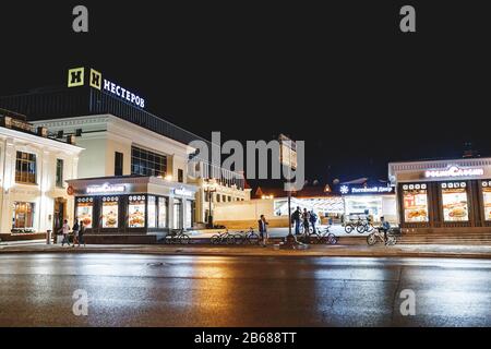 Ufa, RUSSIA, 19 AGOSTO 2017 : una vista sulla piazza della notte e la strada nel centro storico di Ufa vicino al cortile degli ospiti Foto Stock