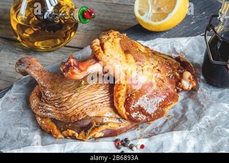 Due zampe di anatra crude marinate in salsa di soia e limone sono pronte per cucinare. Primo piano, messa a fuoco selettiva. Foto Stock