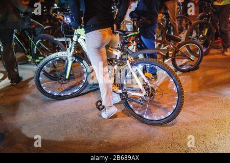 Ufa, RUSSIA, 19 AGOSTO 2017 : Gruppo di ciclisti all'evento 'Notte dei mille ciclisti' che guida nelle strade notturne con luci e luci Foto Stock