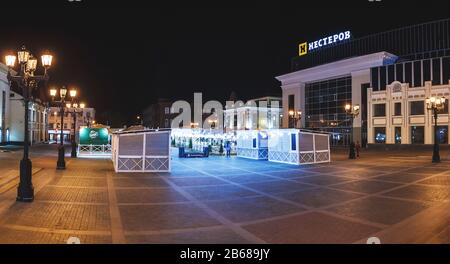 Ufa, RUSSIA, 19 AGOSTO 2017 : una vista sulla piazza della notte e la strada nel centro storico di Ufa vicino al cortile degli ospiti Foto Stock