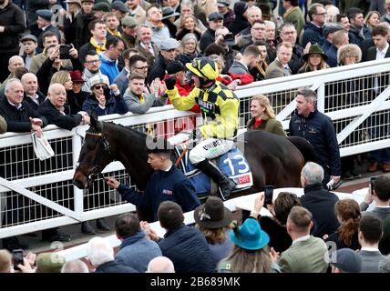 Jockey Nico de Boinville celebra la vittoria dello Sky Bet Supreme Novices 'Hurdle su Shishkin durante il giorno uno del Cheltenham Festival a Cheltenham Racecourse, Cheltenham. Foto Stock