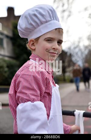 Stamford Hill, Londra, Regno Unito. 10th marzo 2020. Popolo ebraico a Stamford Hill, Londra per celebrare la vacanza di Purim. Credito: Matthew Chantle/Alamy Live News Foto Stock