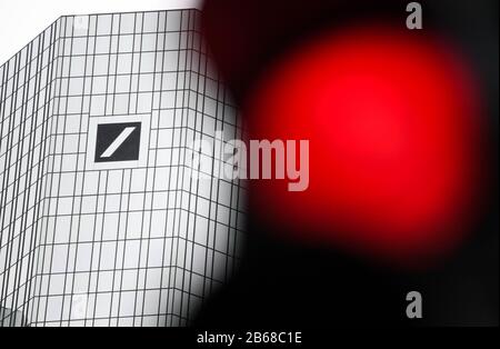 10 marzo 2020, Hessen, Francoforte sul meno: Un semaforo rosso si trova vicino alla sede della Deutsche Bank. Nel frattempo, anche il primo dipendente della Deutsche Bank è stato infettato dal virus corona. Foto: Arne Dedert/Dpa Foto Stock
