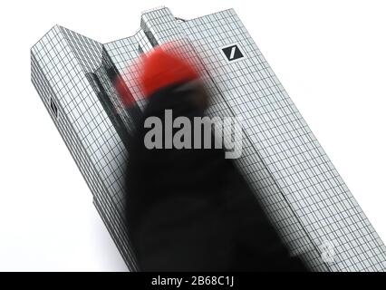 10 marzo 2020, Hessen, Francoforte sul meno: Un uomo attraversa una strada vicino alla sede della Deutsche Bank. Nel frattempo, anche il primo dipendente della Deutsche Bank è stato infettato dal virus corona. Foto: Arne Dedert/Dpa Foto Stock