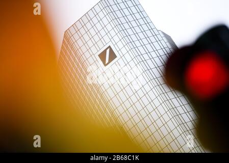 10 marzo 2020, Hessen, Francoforte sul meno: Un semaforo rosso e una spia si trovano vicino alla sede centrale della Deutsche Bank. Nel frattempo, anche il primo dipendente della Deutsche Bank è stato infettato dal virus corona. Foto: Arne Dedert/Dpa Foto Stock