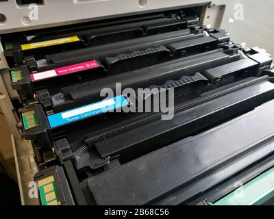 Sostituzione delle cartucce dei toner a colori della macchina di copia in ufficio Foto Stock