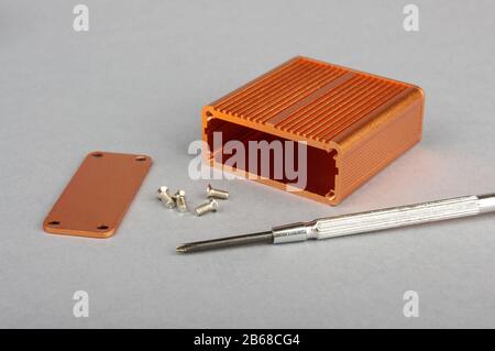 Contenitore in alluminio arancione per progetti elettronici e schermatura circuito stampato Foto Stock