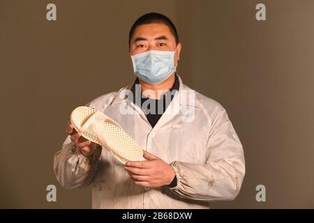 Chongqing, Cina. 10th Mar, 2020. Un lavoratore espone un prodotto stampato in 3D presso un'azienda scientifica e tecnologica in un parco industriale del distretto di Jiangbei a Chongqing, Cina sudoccidentale, 10 marzo 2020. Jiangbei ha lanciato politiche per aiutare le imprese locali a riprendere il funzionamento in modo ordinato. Credito: Wang Quanchao/Xinhua/Alamy Live News Foto Stock