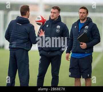 Edimburgo, Regno Unito. 10th Mar, 2020. Guinness Six Nations rugby: Da L a R: Chris Paterson, Stuart Hogg e Mike Blaird durante la sessione di formazione della squadra scozzese, Oriam, Heriot-Watt University campus, Riccarton, Edimburgo, Scozia, Regno Unito. 10th marzo 2020. Merito: Ian Rutherford/Alamy Live News Foto Stock